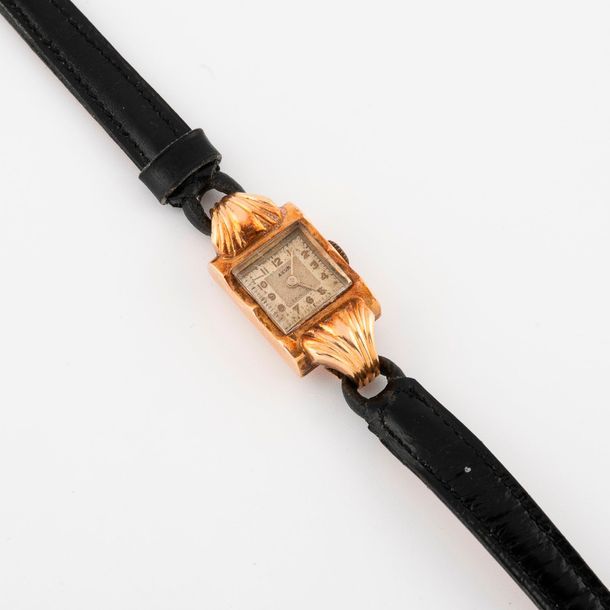 AZUR 

Montre bracelet de dame. 

Boîtier carré en or jaune (750), attaches feui&hellip;