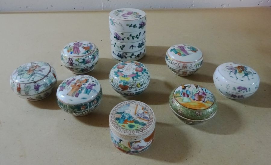 CHINE, XIXème-XXème siècles 

Ensemble de boîtes en porcelaine en émaux polychro&hellip;
