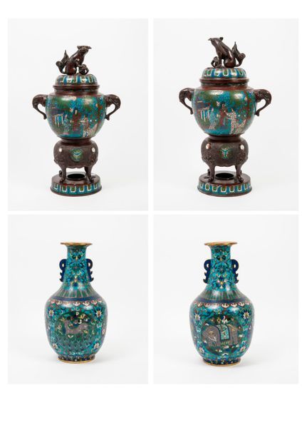 CHINE, début du XXème siècle 

Paire de vases à la panse plate et au long col dr&hellip;
