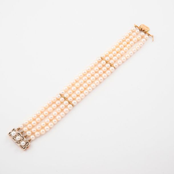 Null Bracelet à quatre rangs de perles de culture blanches. 

Fermoir cliquet en&hellip;