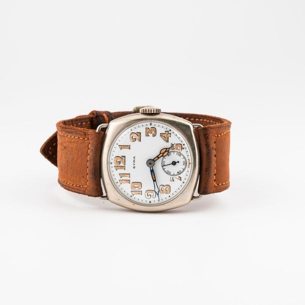 CYMA 

Montre bracelet d'homme.

Boîtier tonneau en acier.

Cadran émaillé blanc&hellip;