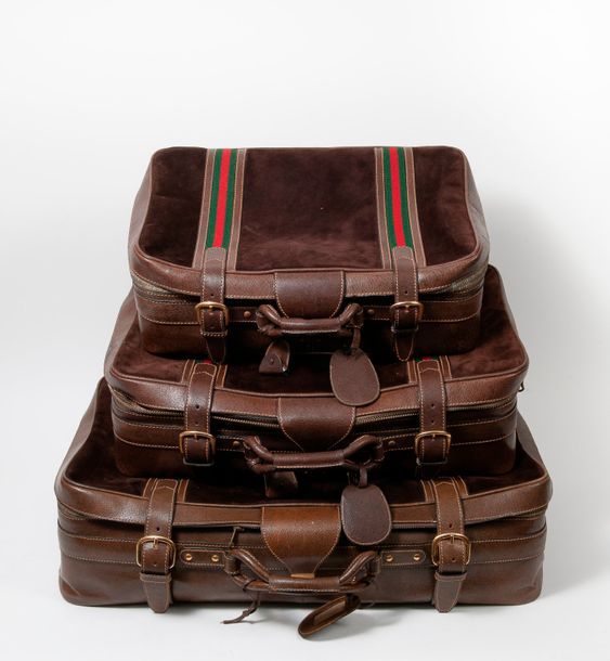 GUCCI 
Ensemble de trois valises en cuir suédé brun et toile.
Oxydations aux fer&hellip;