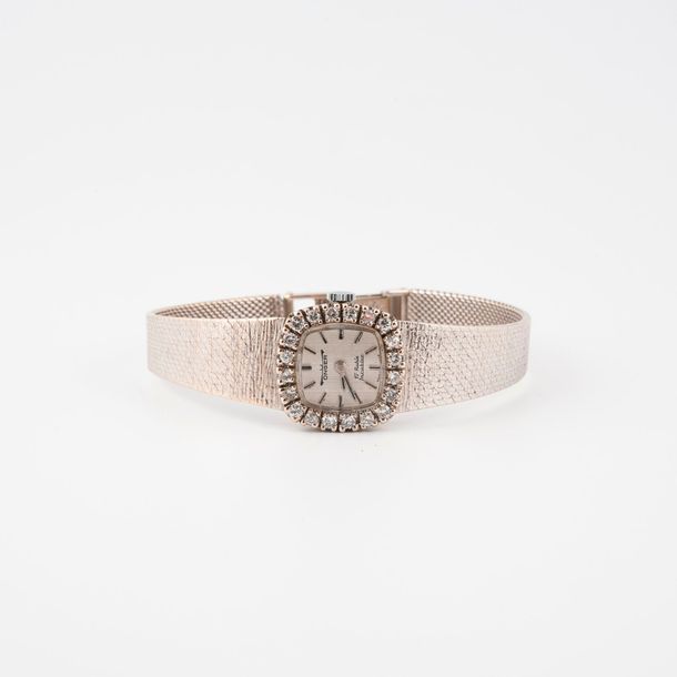 ONGER 

Montre bracelet de dame en or gris (750).

Boîtier carré.

Lunette serti&hellip;