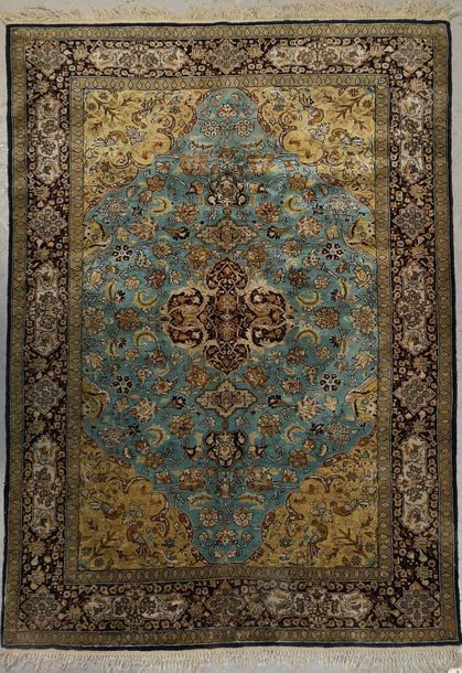 IRAN, XXème siècle 

Tapis descente de lit en soie polychrome centré d’un quadri&hellip;