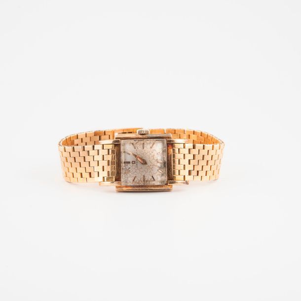 OMEGA 

Montre bracelet de dame en or jaune (750).

Boîtier carré.

Cadran à fon&hellip;