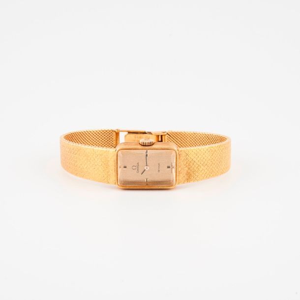 OMEGA DE VILLE 

Montre bracelet de dame en or jaune (750). 

Boîtier rectangula&hellip;