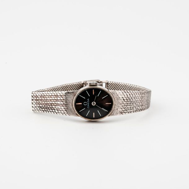 OMEGA 

Montre bracelet de dame en or gris (750) 

Cadran à fond noir, signé, in&hellip;