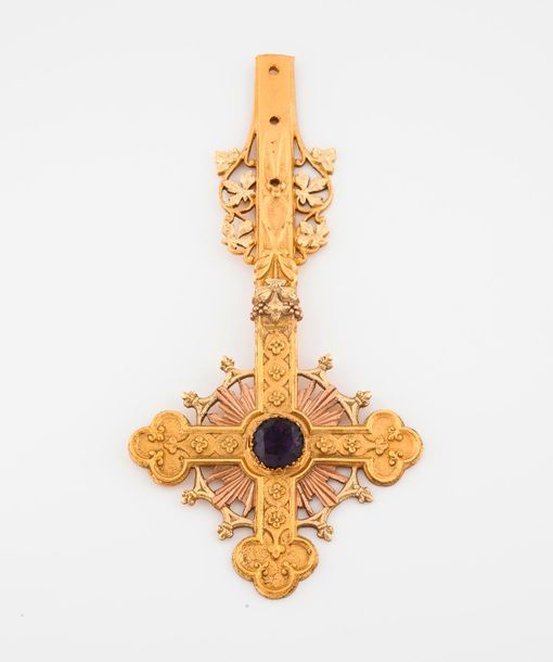 Null Importante croix en bronze patiné rose et or, centrée d'une pierre violette&hellip;