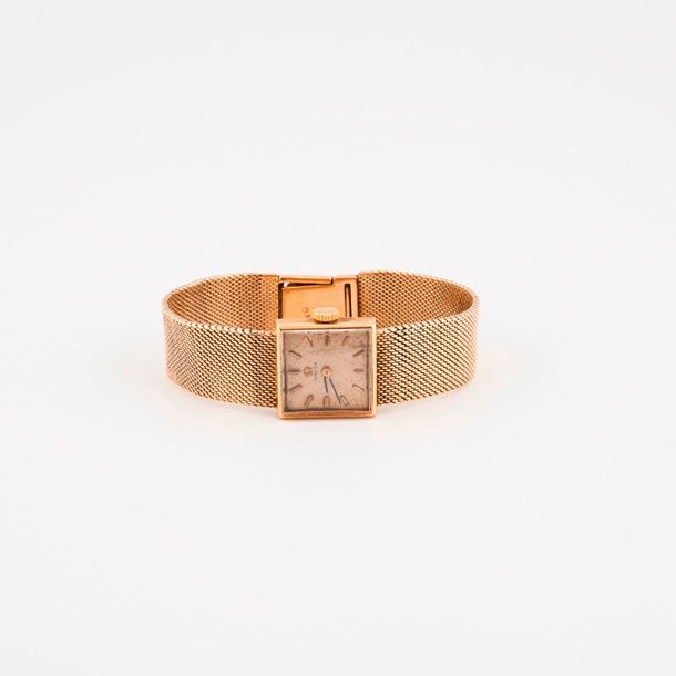 OMEGA 

Montre bracelet de dame en or jaune (750).

Boîtier carré. 

Cadran à fo&hellip;