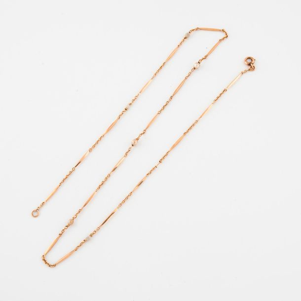 Null Thin yellow gold chain (750) punctuated with small white cultured pearls. 
&hellip;