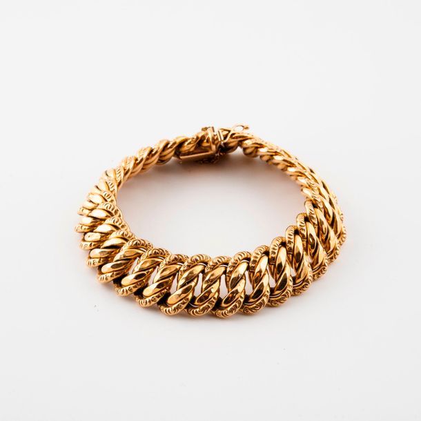 Null Yellow gold bracelet (750) with partially filed American mesh. 

Ratchet cl&hellip;