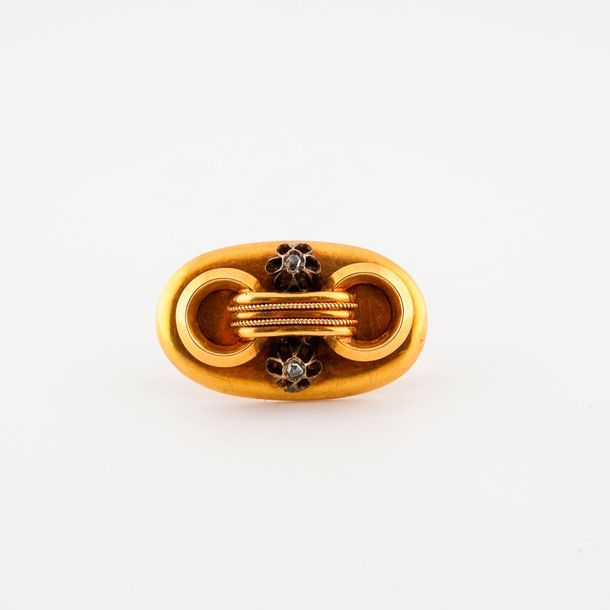 Null Broche ovale en or jaune (750) creux ornée de de deux anneaux et de deux pe&hellip;