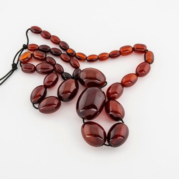 Null Necklace made of falling brown resin beads.

Distended elastic.
