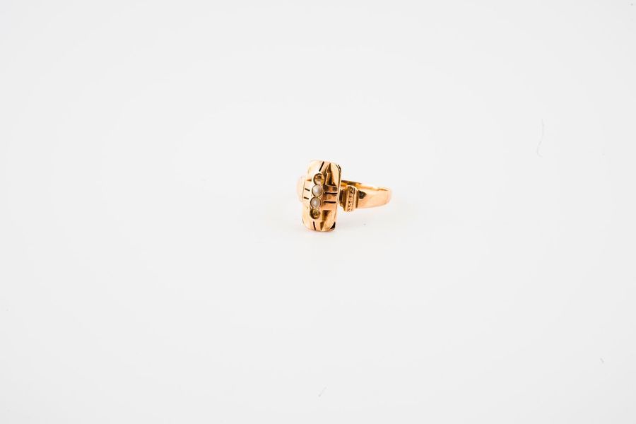 Null Yellow gold ring (750) with a rectangular top decorated with white mabe pea&hellip;