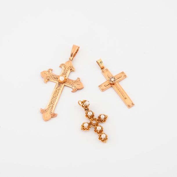 Null Trois pendentifs croix en or jaune (750) et perles de culture ou mabé blanc&hellip;