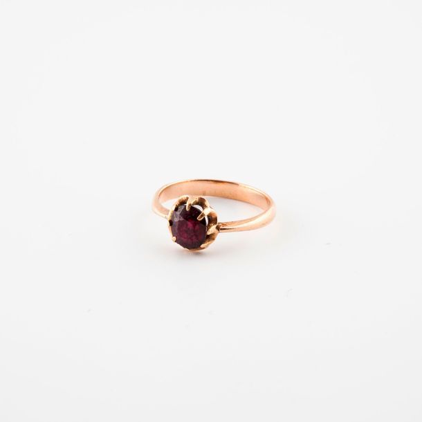 Null Yellow gold ring (375) holding a faceted oval red stone (probably ruby) in &hellip;