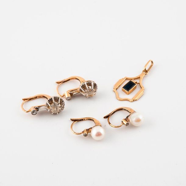 Null Jewellery in yellow gold (750) :

- Two pairs of sleepers adorned with whit&hellip;