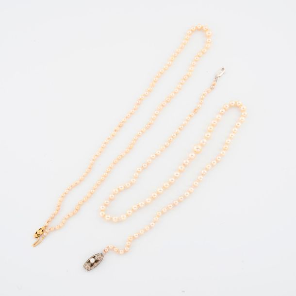 Null Two necklaces of falling white cultured pearls:

- one with a yellow gold p&hellip;