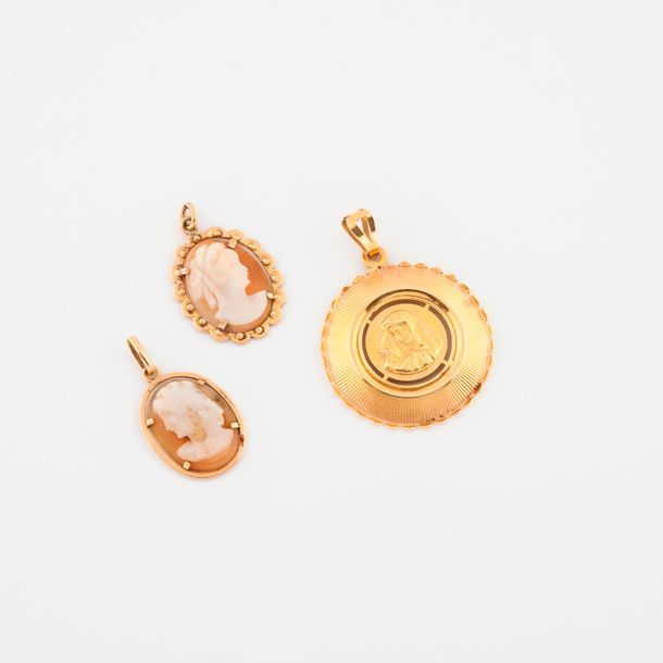 Null Two yellow gold (750) pendants holding cameos on shells with profiles of yo&hellip;