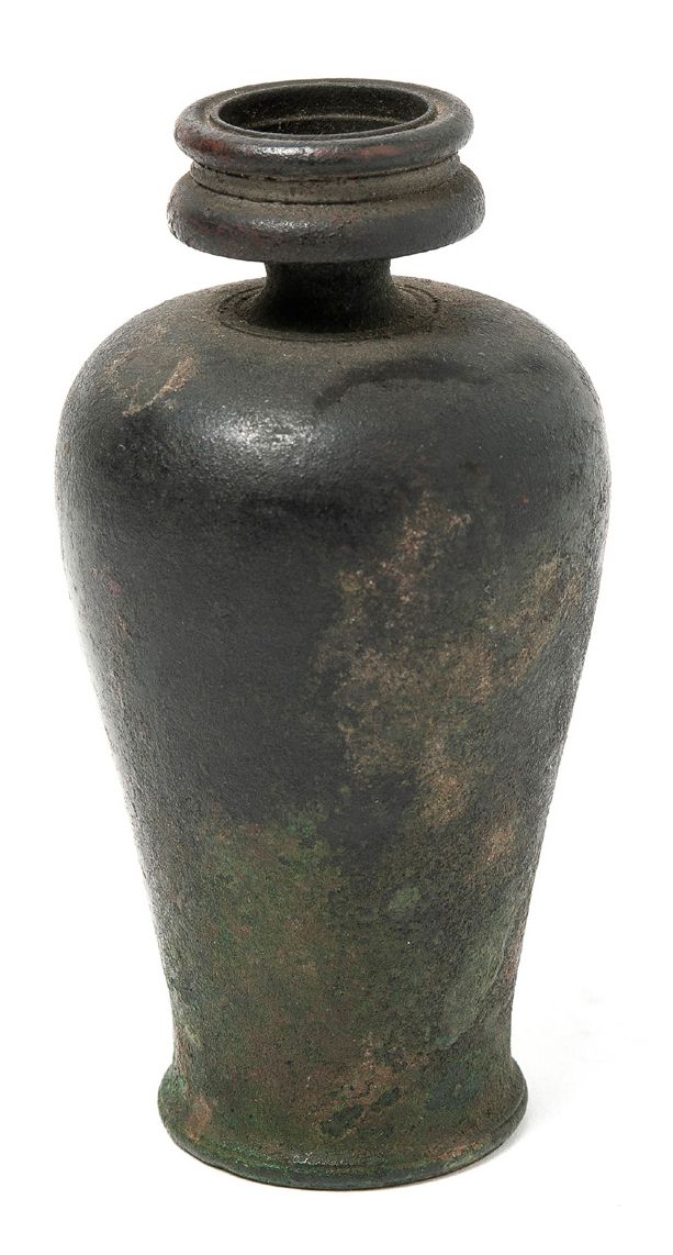 Art romain, Ier-IIème siècle 壺身為截圓錐形，頸緊，雙珠唇。
青銅色，有光滑的黑色斑紋。
高度：11厘米。