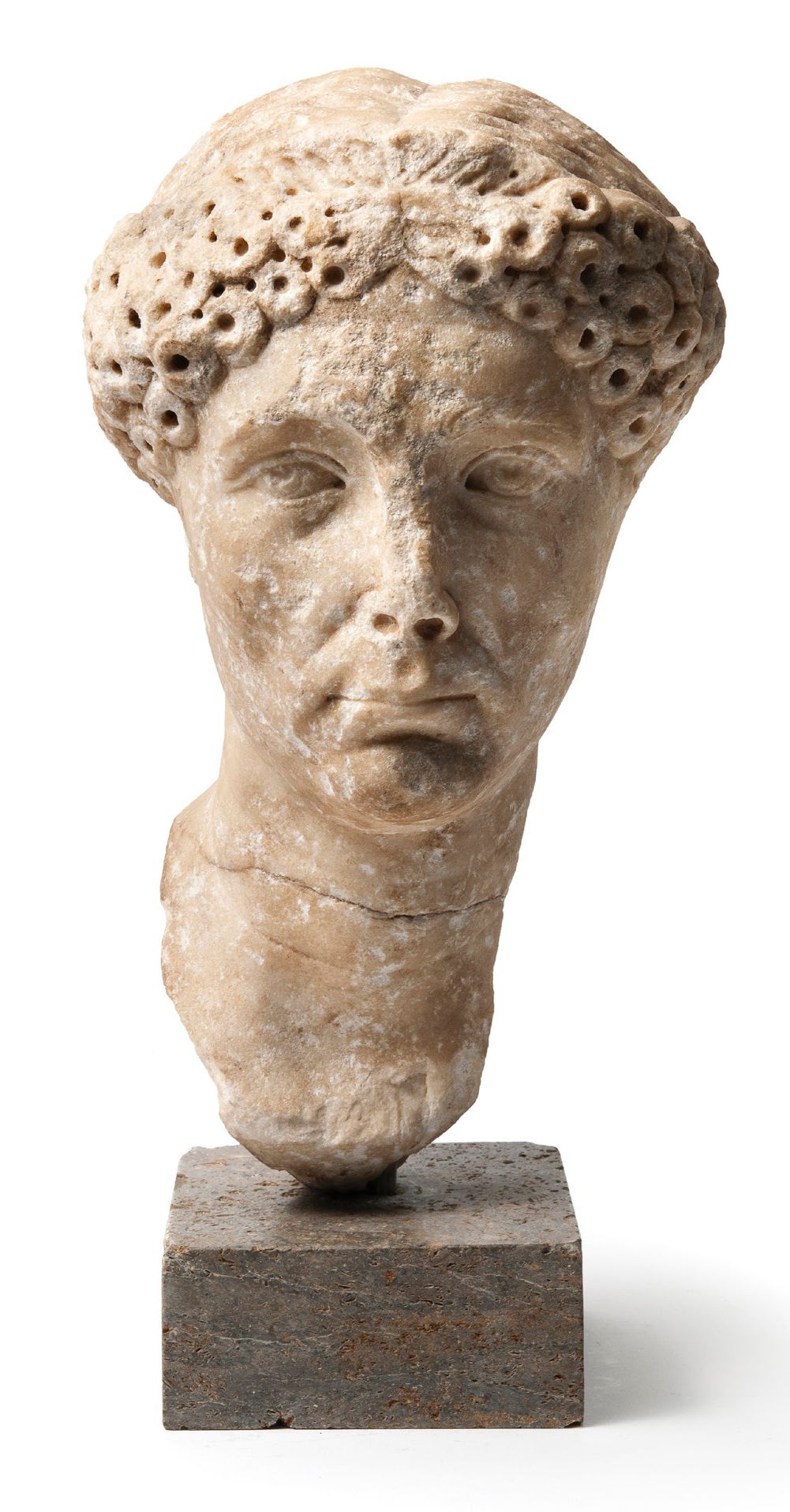 ART ROMAIN, Ier siècle Tête féminine en léger trois-quarts droit représentant un&hellip;