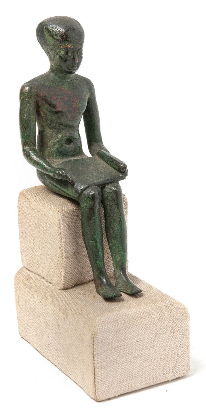EGYPTE, Basse Epoque ou Epoque ptolémaïque 伊姆霍特普的坐像。
，他的腿上拿着一个打开的纸莎草卷。
，青铜，有光滑的绿&hellip;