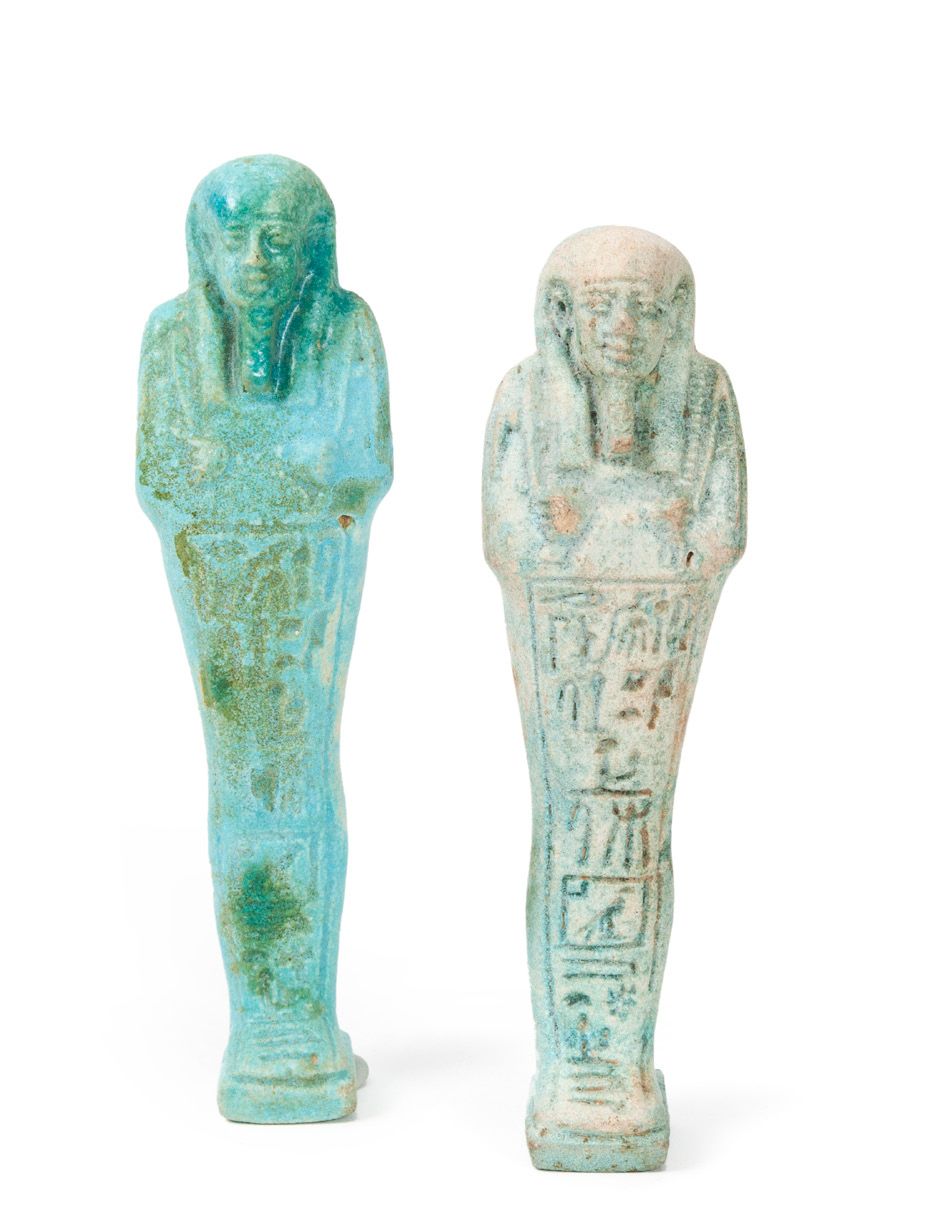 ÉGYPTE, BASSE ÉPOQUE 两位伊佩特梅斯名下的乌谢布提生于哈托尔马赫特。
，他们呈木乃伊状，头戴三方假发，饰以假发胡须，手持农具。
，腿上刻有象&hellip;
