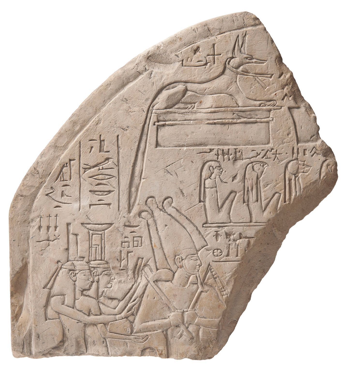 ÉGYPTE, Nouvel Empire, XVIIIème ou XIXème dynastie 一块大型弧形石碑上的碎片，显示奥西里斯手持权杖和鞭子坐着。&hellip;