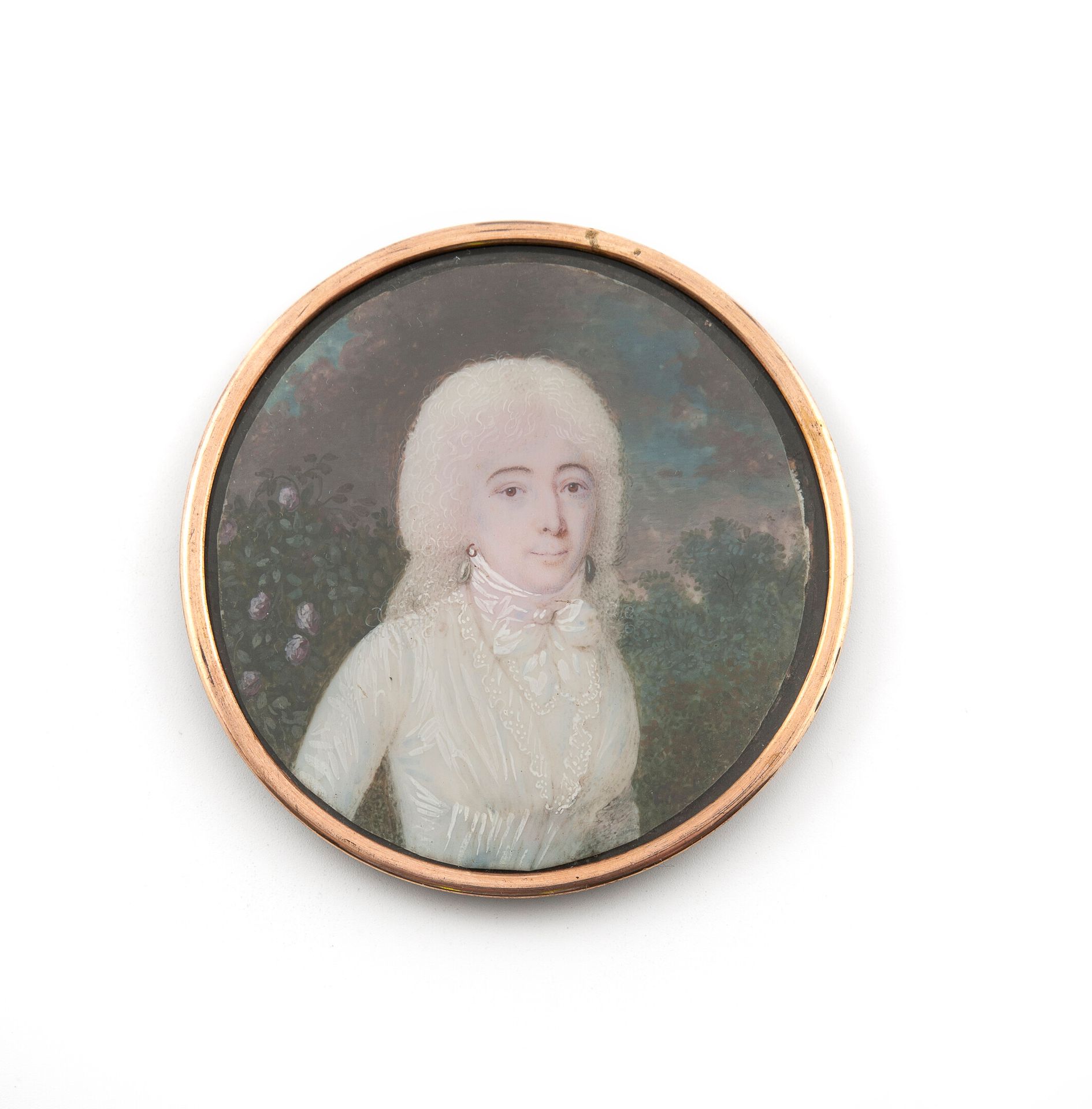 Charles-Pierre CIOR (Paris 1769-1840) 
花园和蔷薇树背景上，一位身穿纱裙、领口绣花、打着白色领带的年轻女子的肖像。



&hellip;