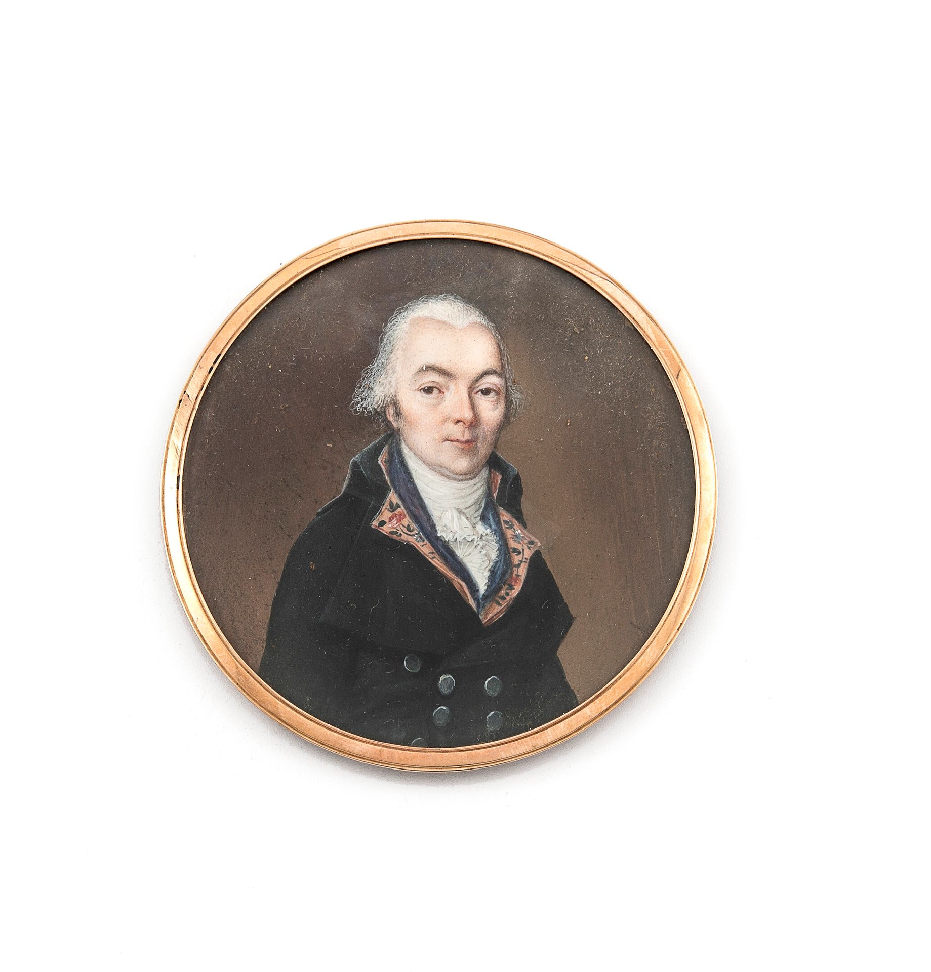 École FRANÇAISE vers 1795 
一位身穿蓝色长袍外套和花色马甲的粉发男子的肖像。




圆形的微型。镀金金属边框。




直径：6.7&hellip;