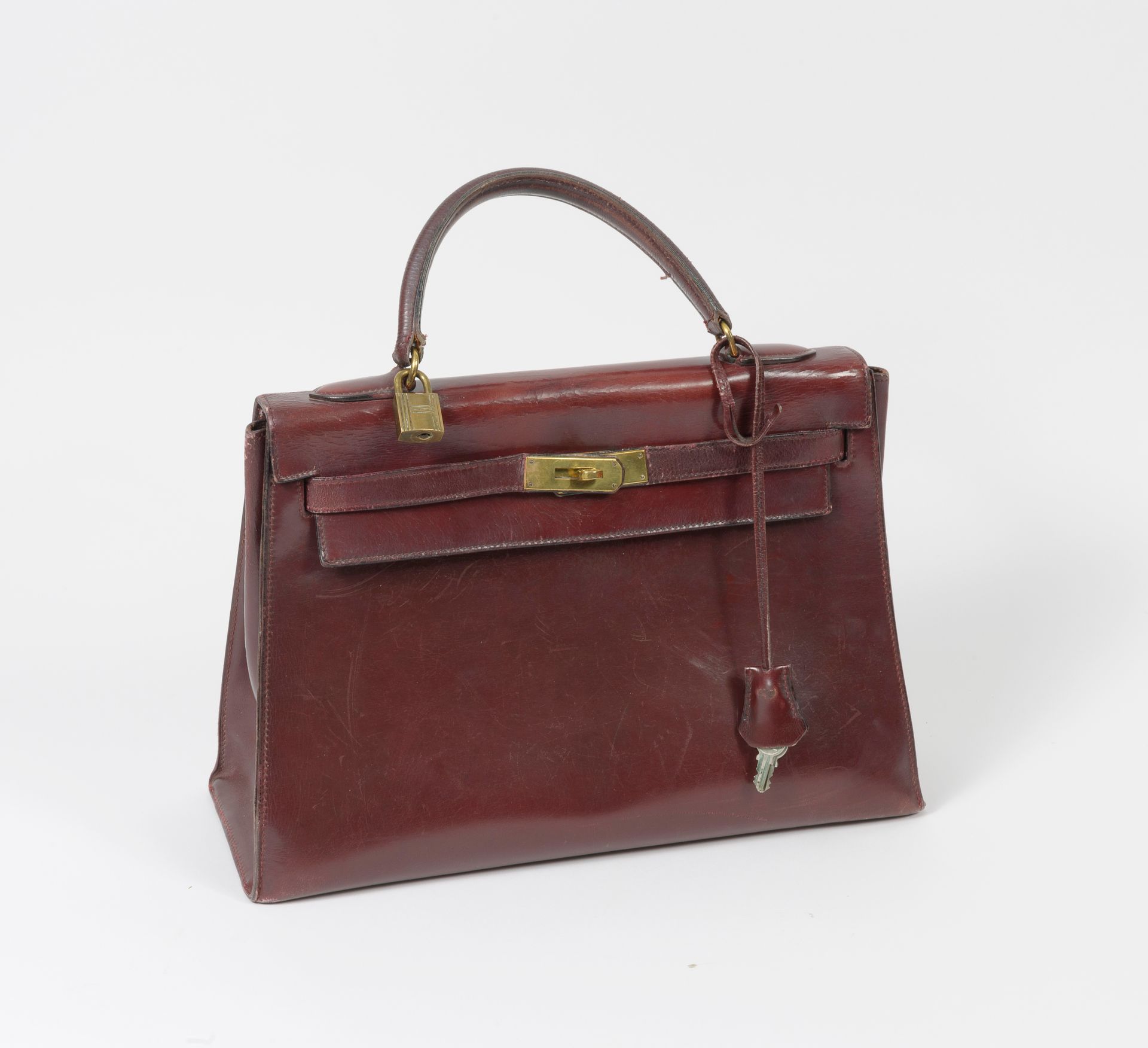 HERMES Paris Kelly bag 32 cm in red Hermès box, saddle-stitched model. 

Gold-pl&hellip;
