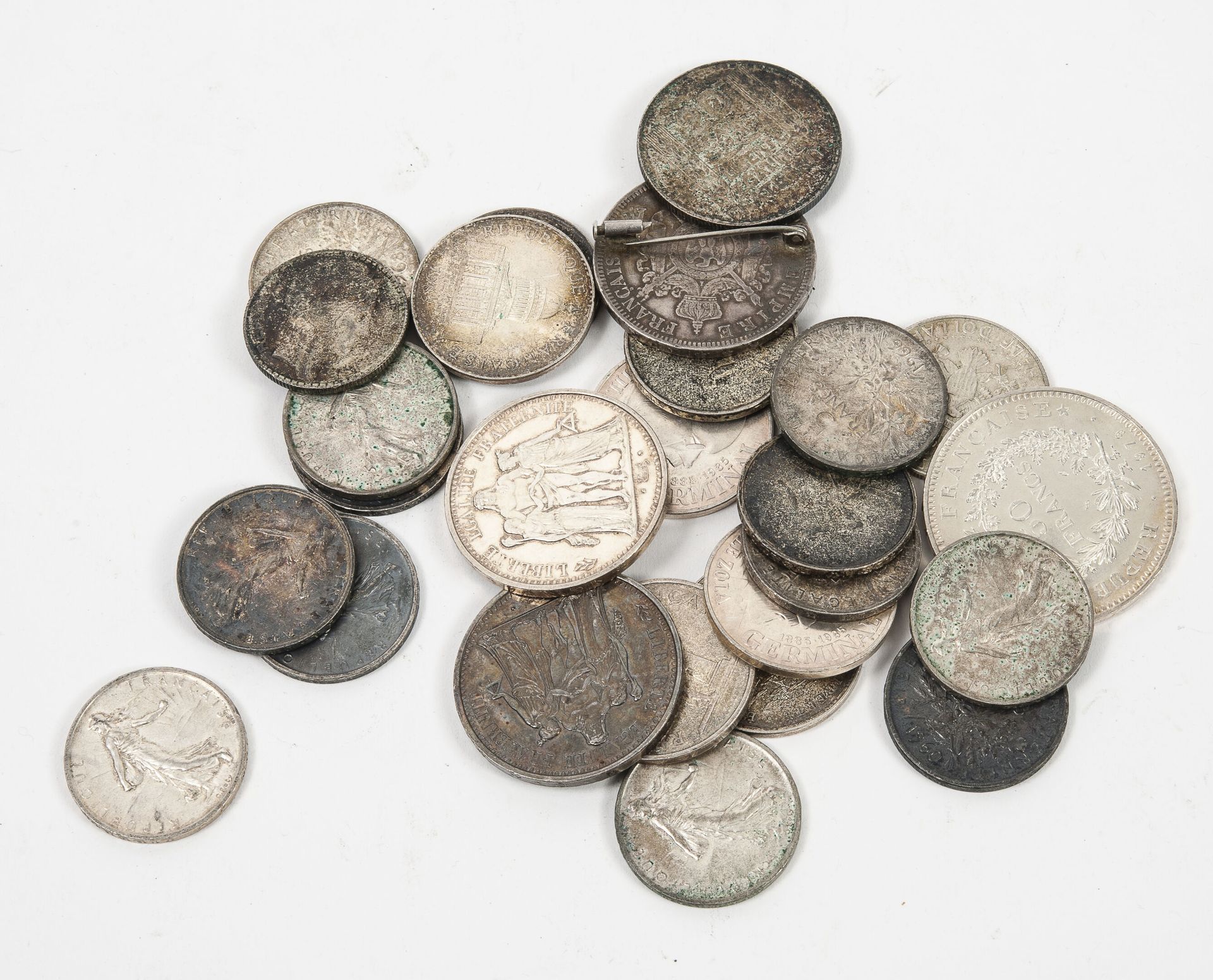FRANCE ET DIVERS 一批25枚银币（最少800枚），包括:

- 15枚5法郎的硬币

- 5枚100法郎的硬币

- 3枚10法郎的硬币

- &hellip;