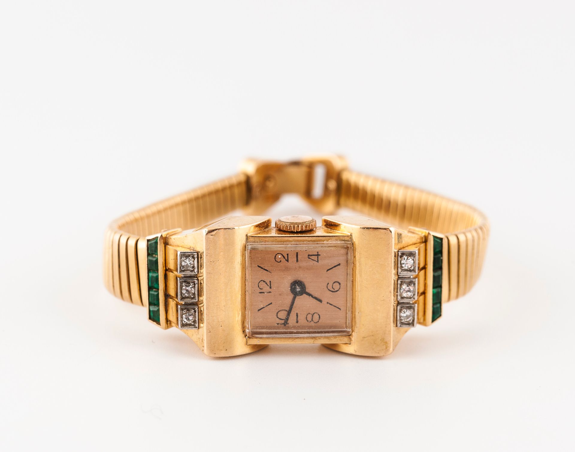 DOMINA 黄金女士腕表（750）。

矩形表壳与手镯融为一体，建筑附件装饰有铂金（950）的八分之一切割钻石和轨道上镶嵌的校准绿色宝石。

无署名的铜质表盘&hellip;