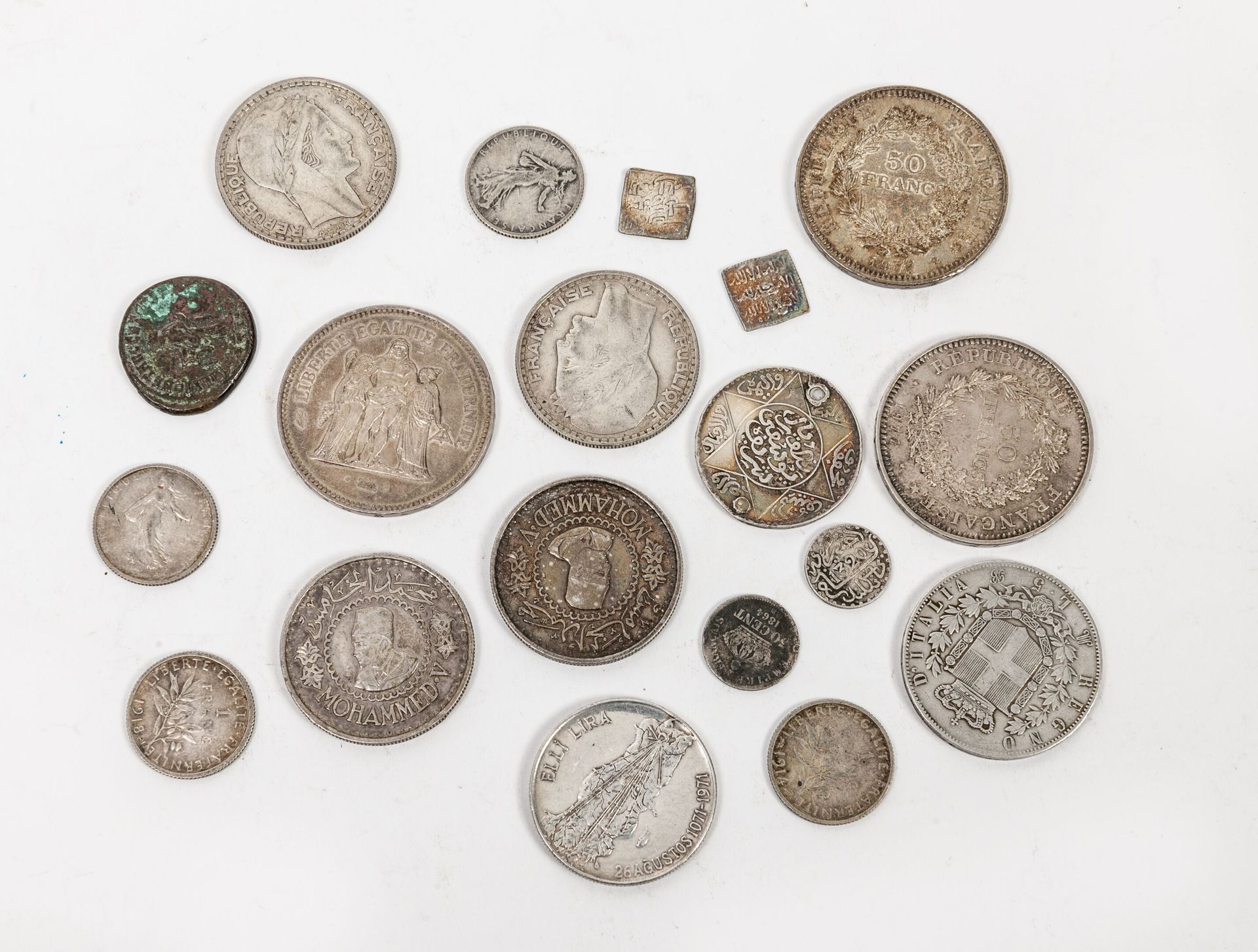 FRANCE et divers, XIXème siècle Lotto di 18 monete d'argento, tra cui :

- 10 fr&hellip;