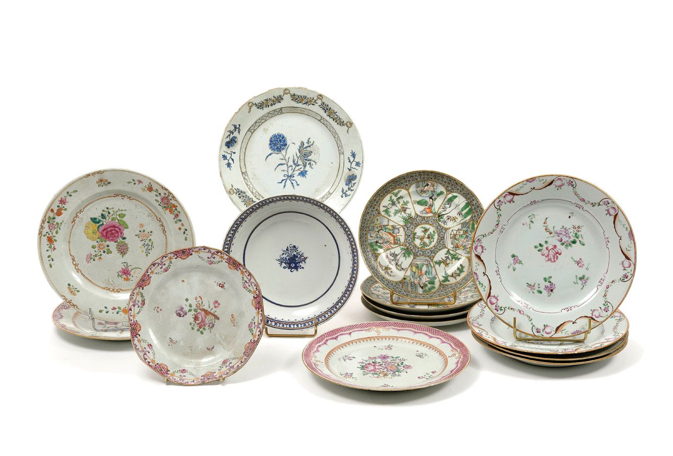 CHINE, COMPAGNIE DES INDES ET CANTON 拍品由九个盘子组成，一个18世纪的中国瓷器杯和四个19世纪的广东瓷器小盘子，有多色装饰&hellip;