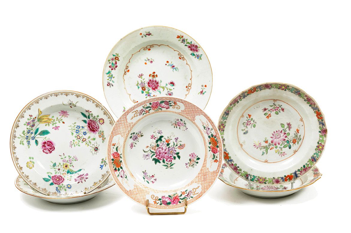 CHINE, Compagnie des Indes 
18世纪，乾隆时期(1736-1795)，一套6个瓷质汤盘，有法米勒珐琅彩花卉的多色装饰。
直径 : 2&hellip;