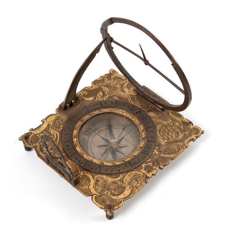 ALLEMAGNE Ludovicus Theodatus MULLER. 
便携式日晷，折叠式，被称为 "Augbourg"。
方形，三脚架，镀金铜板，刻有玫&hellip;