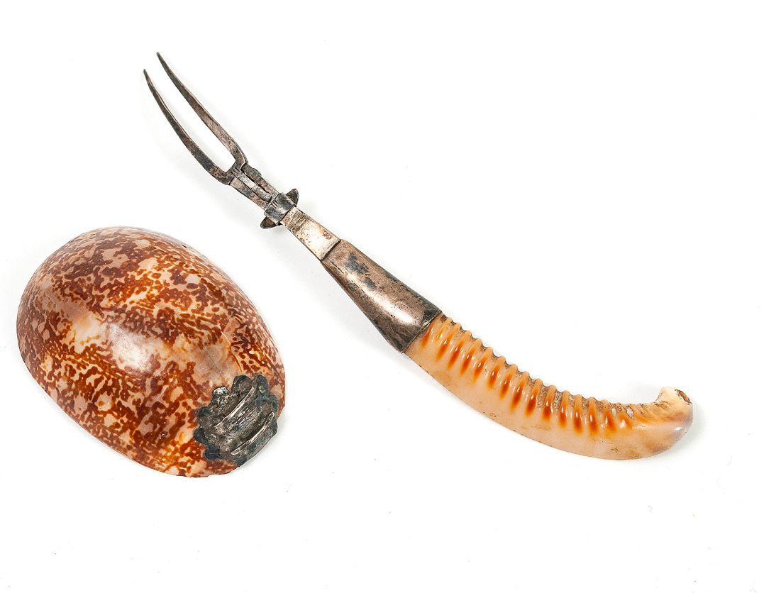 ALLEMAGNE OU HOLLANDE 
小巧的旅行餐具，由一个可折叠的叉子制成，可适应Cauris或Cypraea壳的勺子。



银质安装（最小800）&hellip;