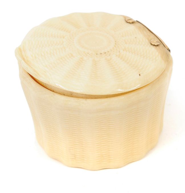 France 仿柳条篮子的象牙小盒子（公约前），用四个黄金铆钉铰接（750）。
铰链腿内侧有不完整的印记。
18世纪下半叶
高 : 4.2厘米 - 直径 : 6&hellip;