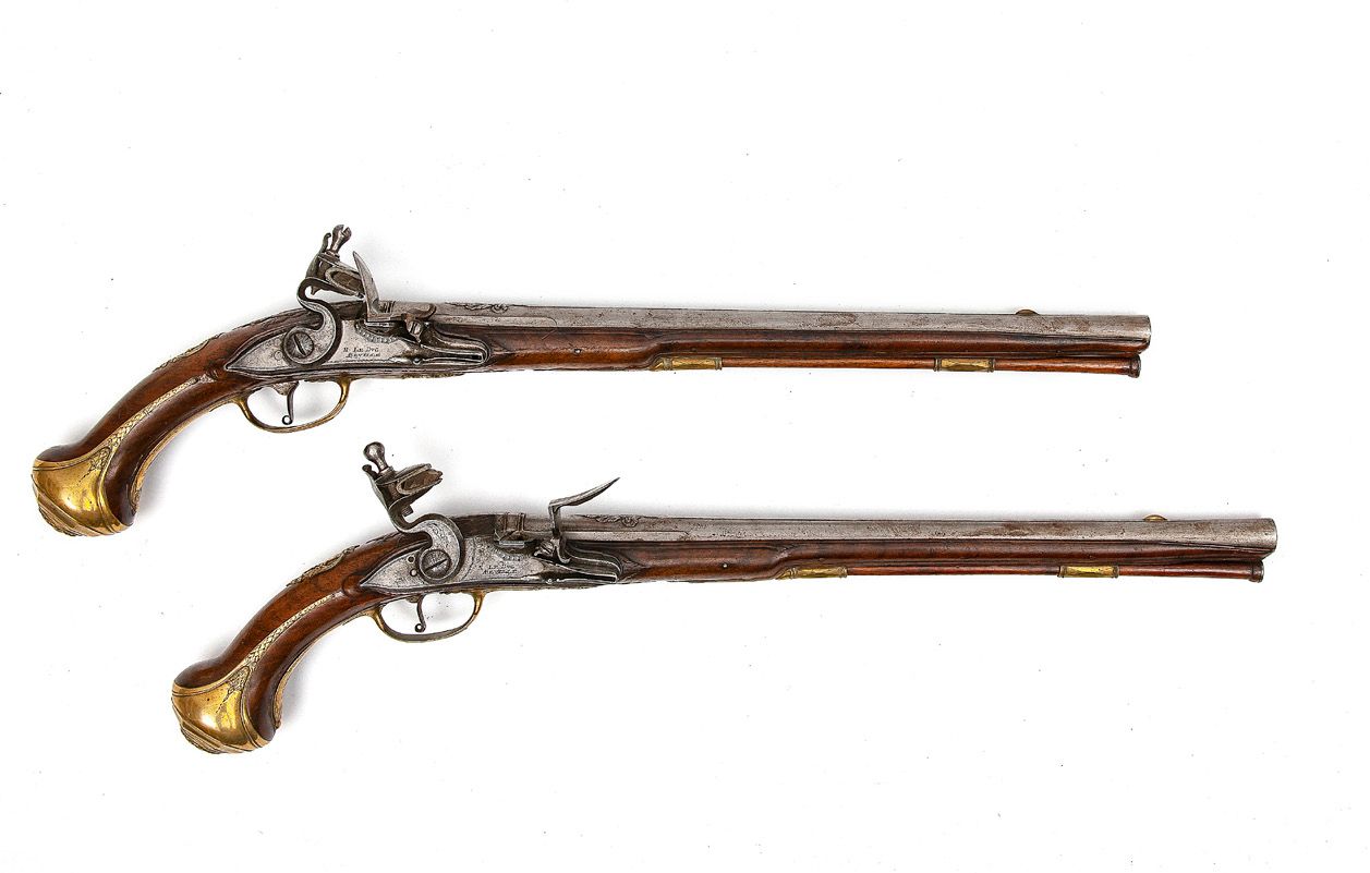 France Pair of large flintlock pommel guns.
Flat-bodied locks, underlined by wav&hellip;