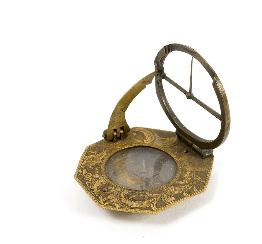 ALLEMAGNE Ludovicus Theodatus MULLER. 
小型便携式日晷，折叠式，被称为 "Augbourg"。
镀金黄铜八角板，在雕刻的背&hellip;