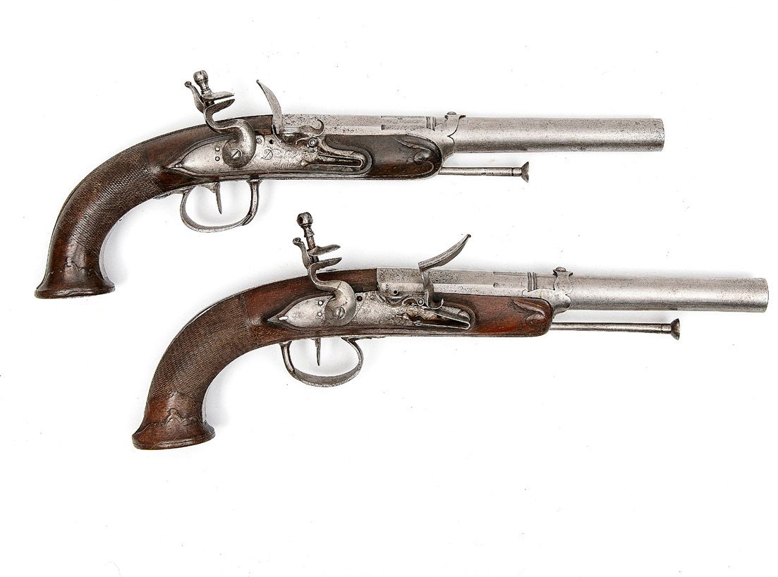 France Deux pistolets d'officier, à silex, pouvant former paire.
Une platine sig&hellip;