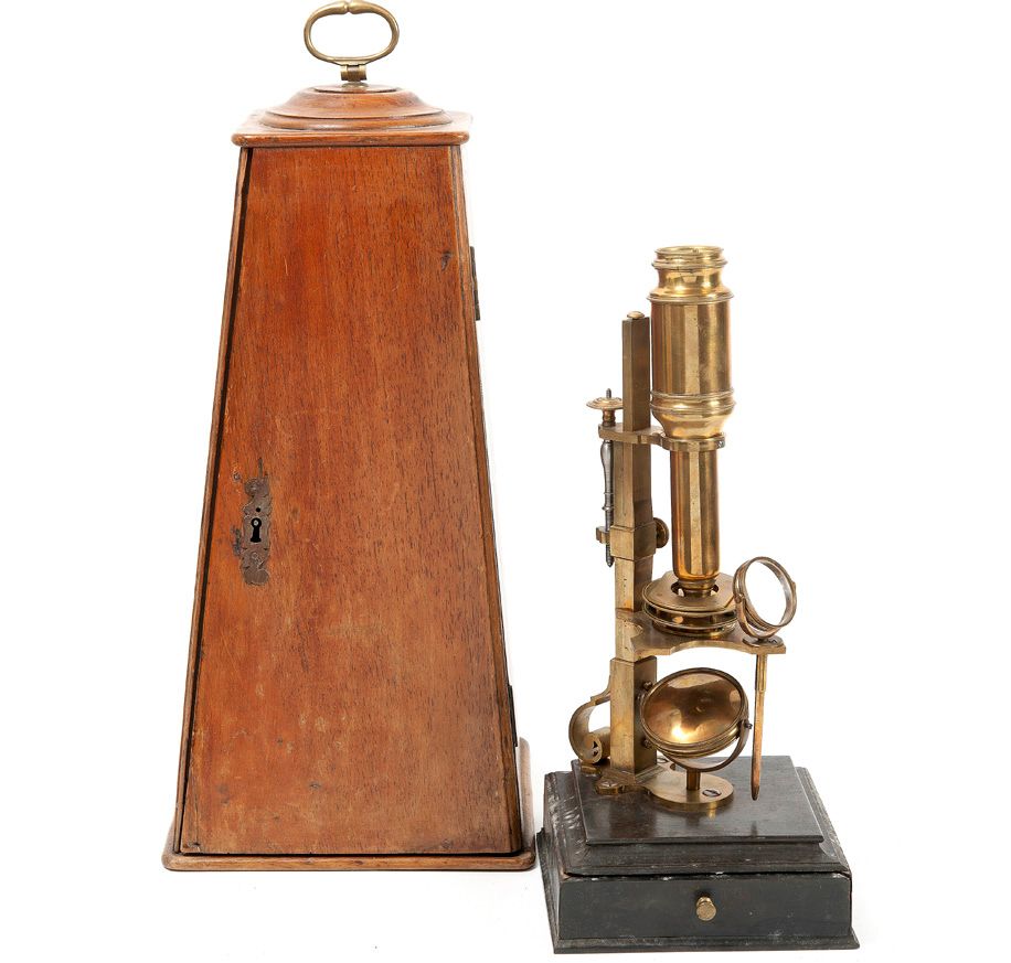 Null 
铜制显微镜，仿照John CUFF(约1702-1772)的模型，装在金字塔形的桃花心木盒子里，有一个手柄供人抓握。熏黑木底座的小抽屉里有许多配件。&hellip;