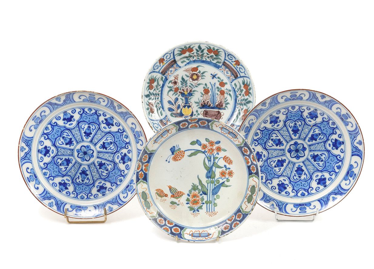 DELFT 拍品由两个蓝色单色装饰的圆盘组成，中间有一个开花的花环，一个多色装饰的卡基蒙风格的鹌鹑和树枝的盘子和一个多色装饰的花瓶的盘子。
十八世纪。
直径：2&hellip;