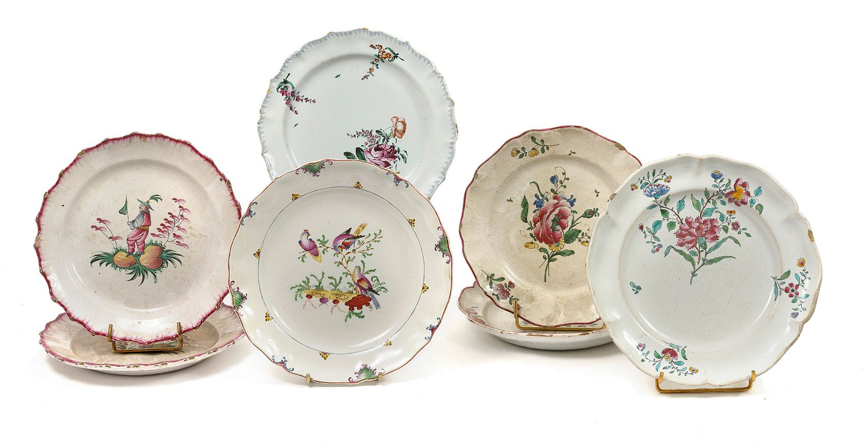 FRANCE ET ITALIE 一套陶器盘子，包括一个来自鲁昂的盘子，Levavasseur制造，带有灌木上的三只鸟的多色装饰，两个来自Islettes的盘子&hellip;