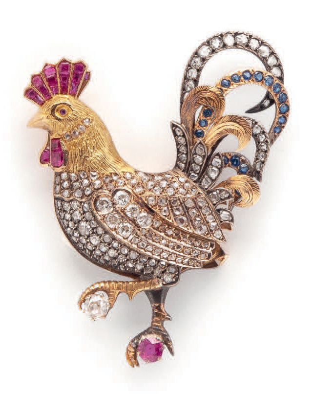 Null 重要的黄金（750）和银（925）胸针代表一只行走的公鸡，凿形的头顶上有一个装饰有校准的合成红宝石的徽章，羽毛上铺有老式切割和玫瑰式切割的钻石和校准的&hellip;