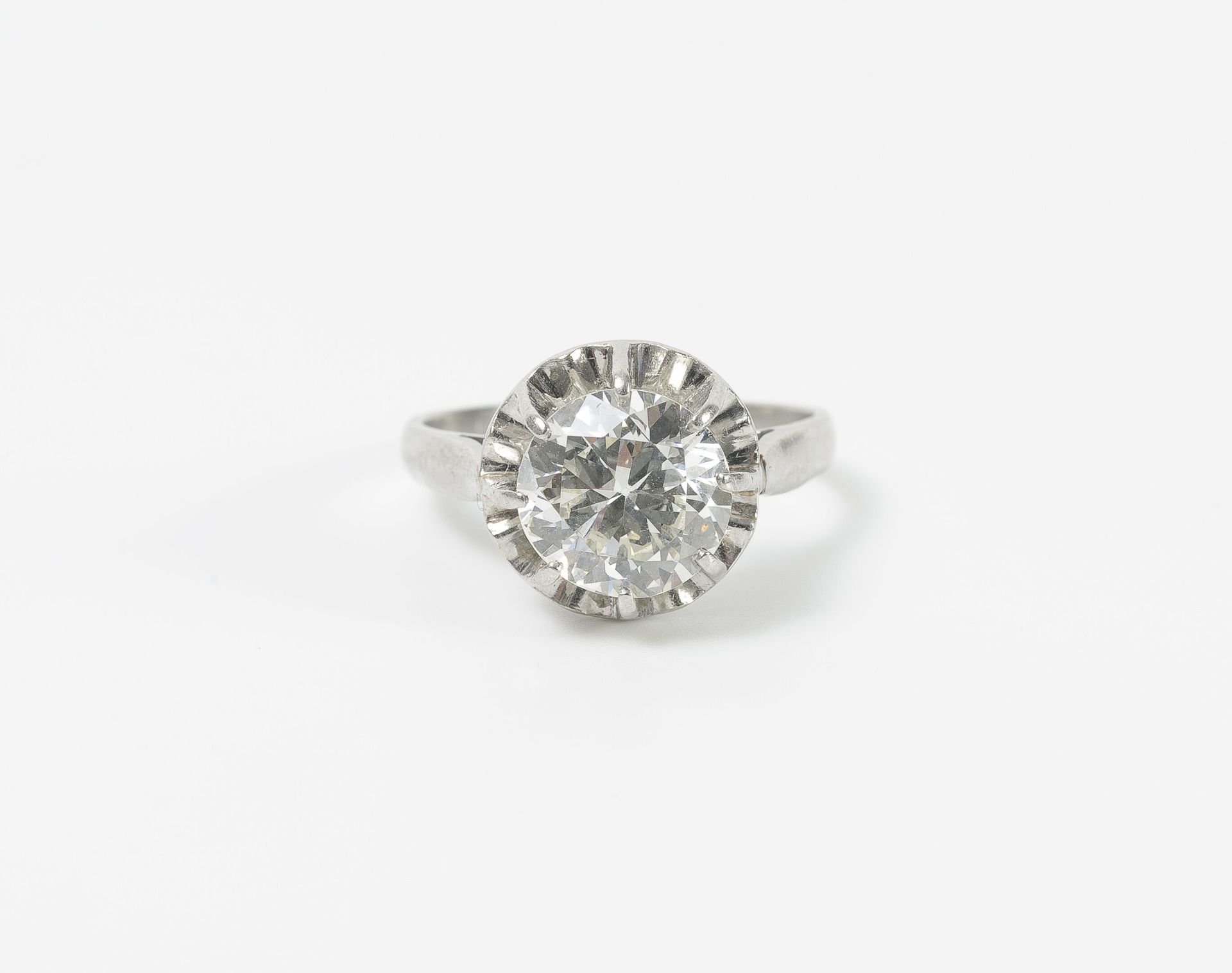 Null 铂金（850）单钻戒指，在凹槽表圈上镶嵌一颗爪形切割的老式钻石。
钻石的大约重量：1.90克拉。
总重量：4.4克。- 手指大小：51。
划痕。