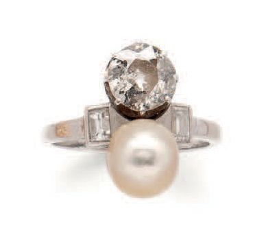 Null 
Toi et Moi 铂金戒指 (850)，爪镶老式切割钻石和纽扣状乳白色珍珠，可能很好，由两颗包边镶的长方形切割钻石支撑。 1925-30 年左右&hellip;