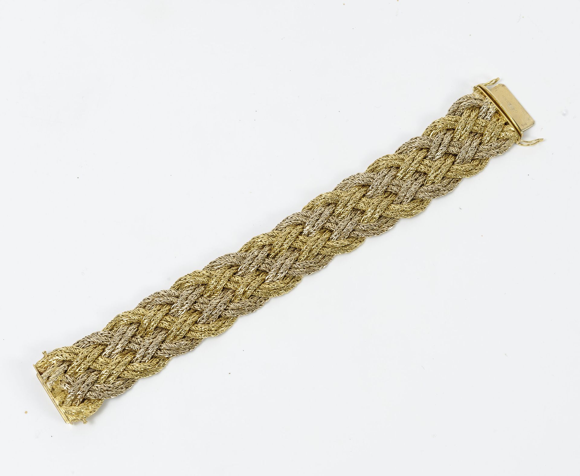 ALDEBERT 双色金(750)丝带编织网手链。
棘轮扣和双八安全。
签名。
重量：96.4克。- 长度：18.5厘米。
，带有巴黎Aldebert Joai&hellip;