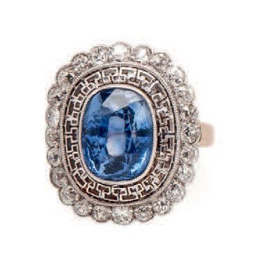 Null 黄金（585）和铂金（850）戒指，中心是一颗封闭式珍珠镶嵌的椭圆形刻面蓝宝石，周围是镂空的门楣和半切割及老切割钻石。
总重量：7.6克。- 手指大小&hellip;
